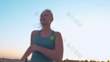 斯坦尼康拍摄的年轻女子每天跑步的背景下，傍晚的天空定期慢跑保持<strong>健康</strong>和适合